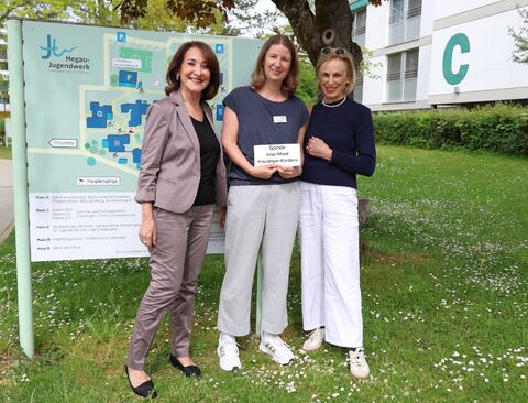 Mit einer großzügigen Spende hilft der Inner Wheel Club Kreuzlingen-Konstanz mit, für die kleinen Rehabilitanden im Hegau-Jugendwerk einen speziellen Gangtrainer anzuschaffen. Die Spende übergaben an Pflegedirektorin Petra Wirth (Bildmitte) die Inner Wheel Vertreterinnen (v.l.n.r.) Gerlinde Kiefer und Ursula Kossmann. Bild: Andrea Jagode